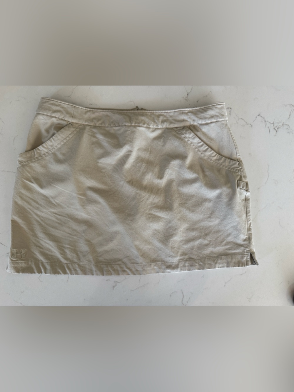 Under armour light beige khaki skort size 8.  Stretchy with pockets